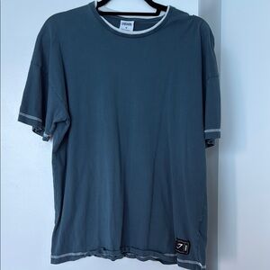 Gym shark blue/green tshirt